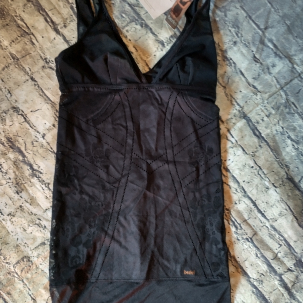 NWT Berlei free lace control top small